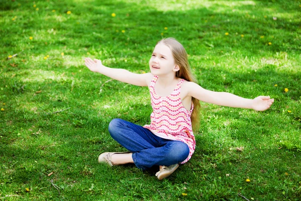 Liten flicka i parken — Stockfoto