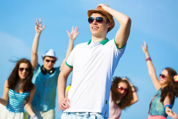 Hombre joven con auriculares — Foto de Stock