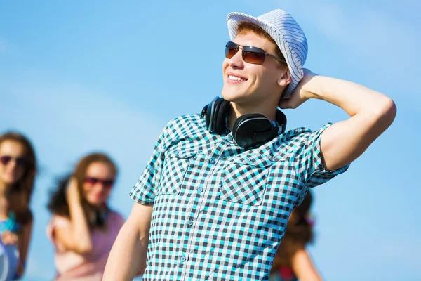 Hombre joven con auriculares — Foto de Stock