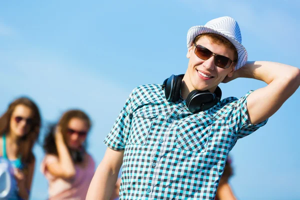 Hombre joven con auriculares — Foto de Stock