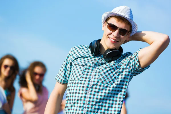 Jeune homme avec casque — Photo