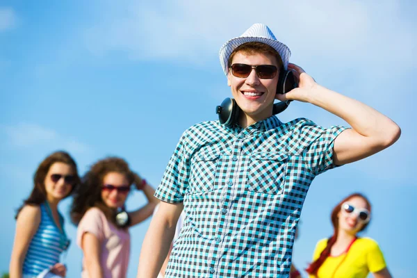 Jovem com fones de ouvido — Fotografia de Stock