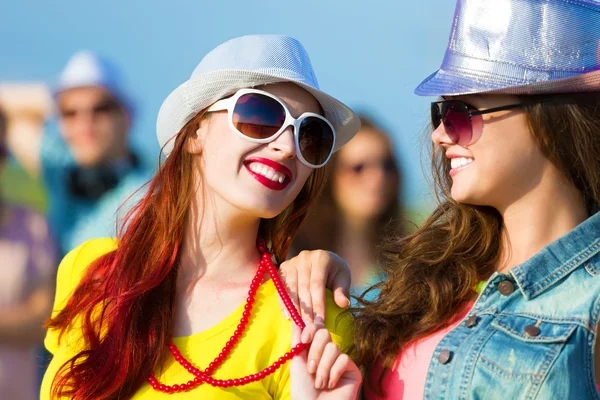 Dos chicas jóvenes —  Fotos de Stock