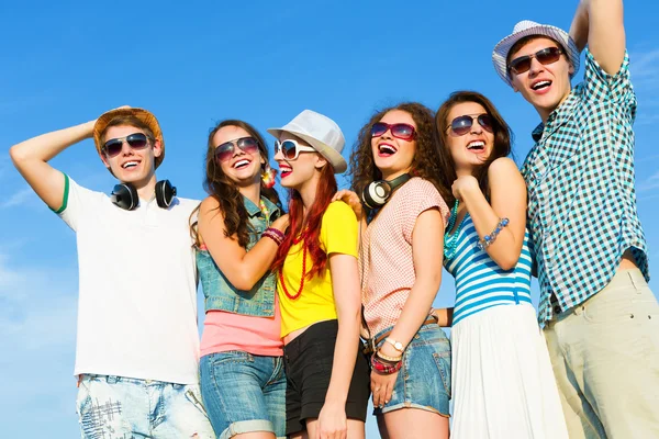 bir grup genç insan