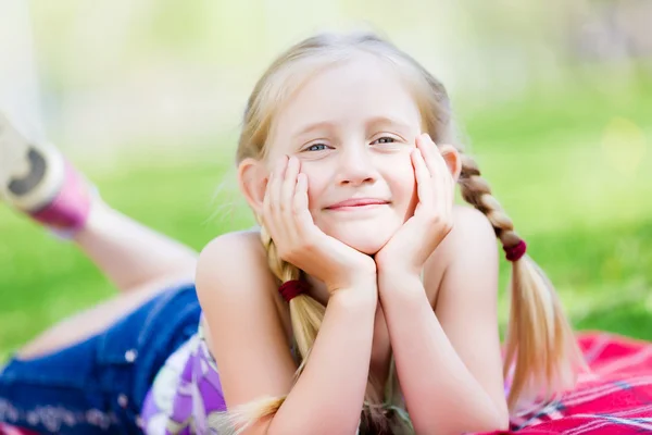 Petite fille dans le parc Photo De Stock