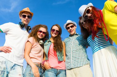 bir grup genç insan