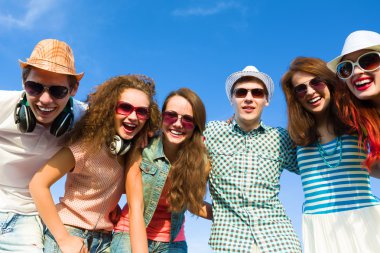 bir grup genç insan