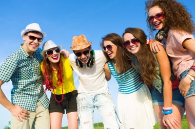 bir grup genç insan