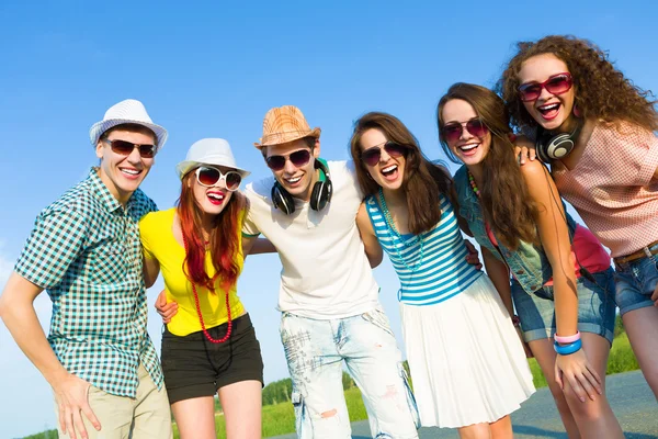 bir grup genç insan