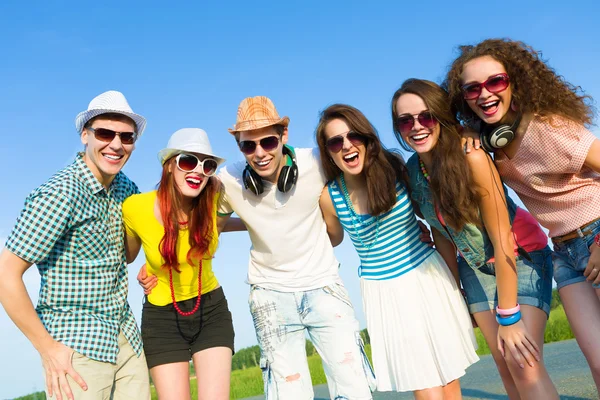 Gruppe junger Menschen — Stockfoto