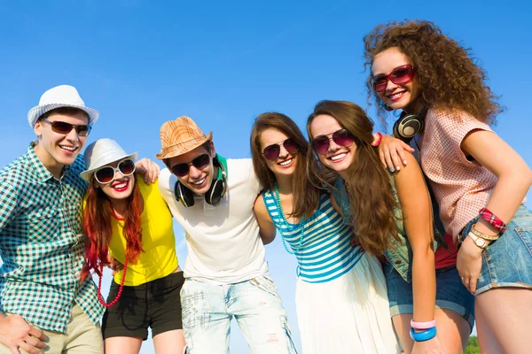 bir grup genç insan