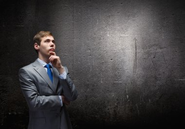 bir fikir üzerinde düşünüyorum