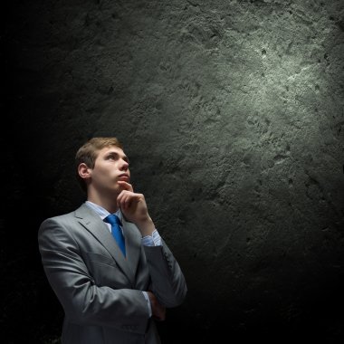 bir fikir üzerinde düşünüyorum