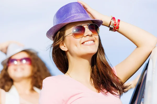 Frauen in der Nähe von Auto — Stockfoto