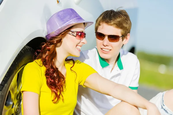 Couple near car — Stock Photo, Image