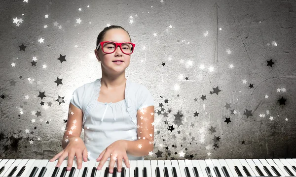 Escola menina com piano — Fotografia de Stock