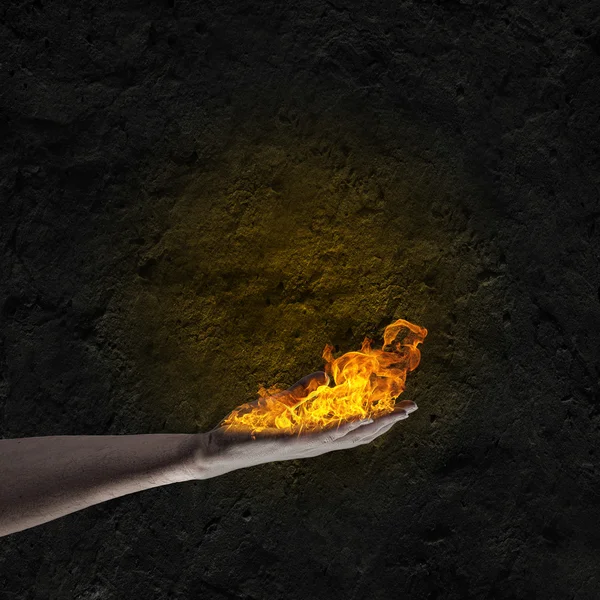 Oheň v ruce — Stock fotografie