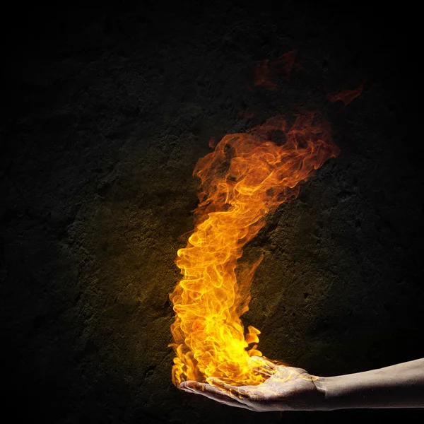 Огонь в руках — стоковое фото