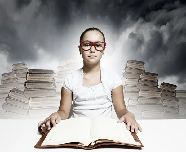 Girl reading book — Stock Photo, Image