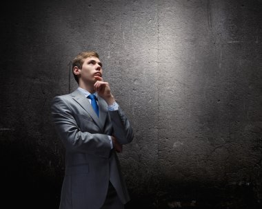 bir fikir üzerinde düşünüyorum