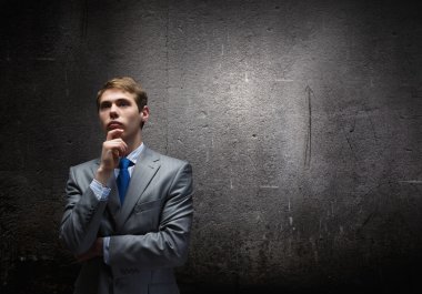 bir fikir üzerinde düşünüyorum