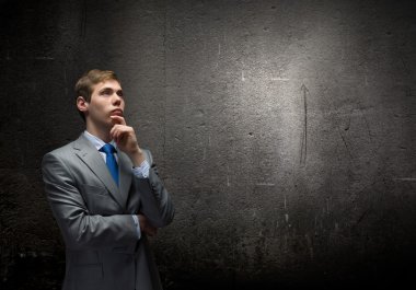 bir fikir üzerinde düşünüyorum