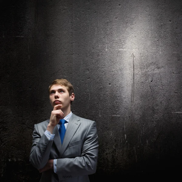 bir fikir üzerinde düşünüyorum