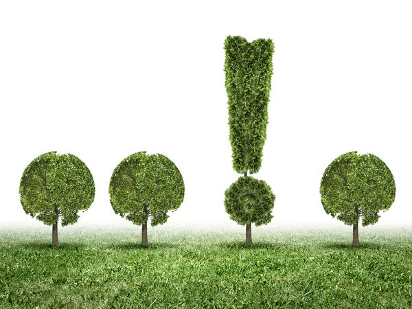 Концептуальное изображение зеленого растения в форме восклицательного знака — стоковое фото