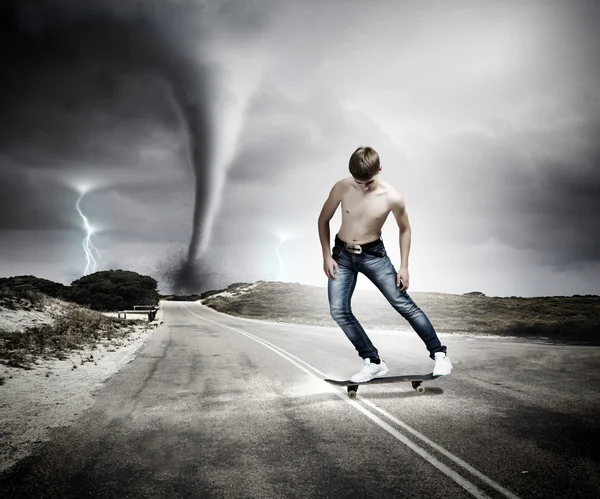 Genç kaykay üzerinde