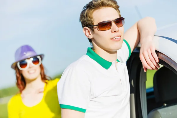 Couple near car — Stock Photo, Image