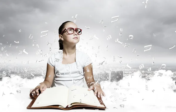 Chica leyendo libro — Foto de Stock