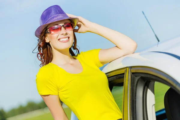 Vrouw in auto — Stockfoto