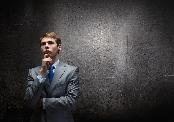 bir fikir üzerinde düşünüyorum