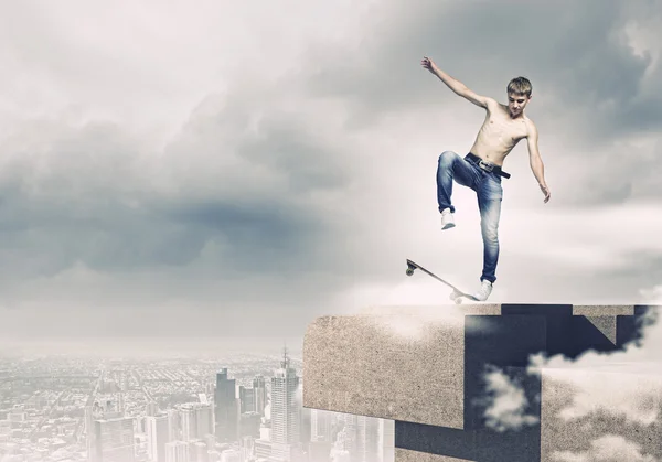 Tonåring på skateboard — Stockfoto