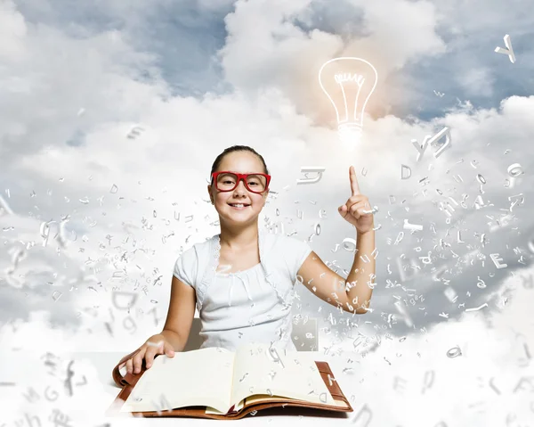 Chica leyendo libro — Foto de Stock