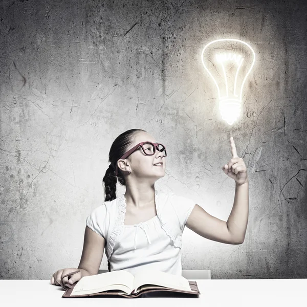 Girl reading book — Stock Photo, Image