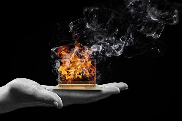 Menschliche Hand hält brennenden Laptop auf Handfläche — Stockbild Computerprobleme — Stockfoto