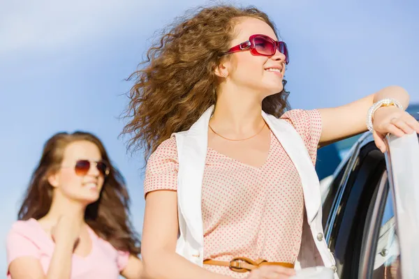 Femmes près de voiture — Photo