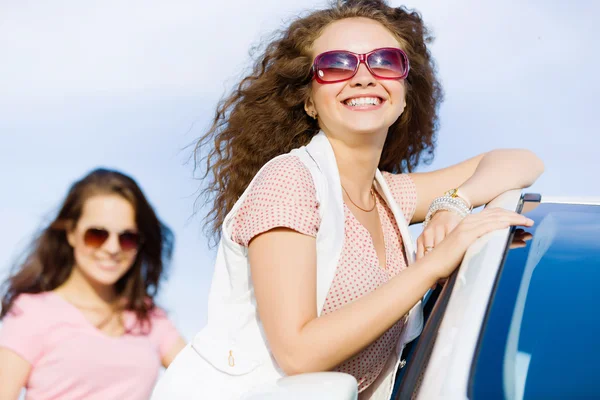 Vrouwen in de buurt van auto — Stockfoto