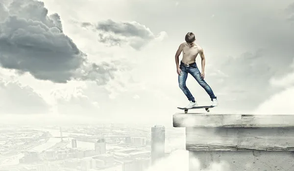 Adolescent sur skateboard — Photo