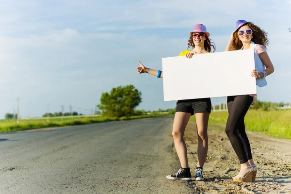 Due ragazze con striscione — Foto Stock