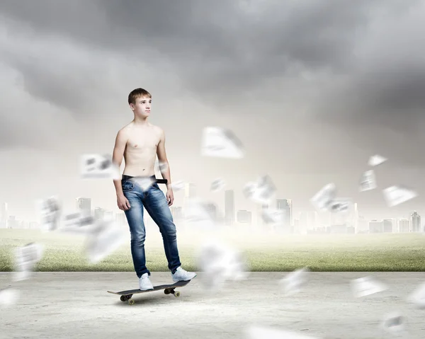 Tonåring på skateboard — Stockfoto