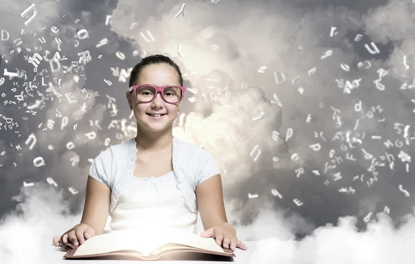 Chica leyendo libro — Foto de Stock