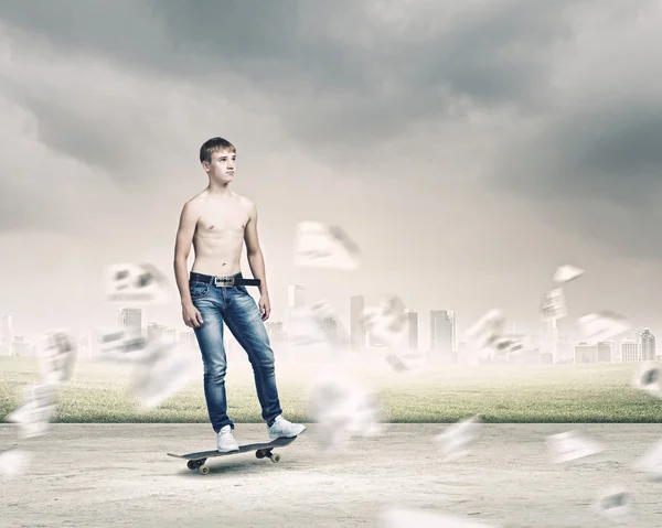 Adolescent sur skateboard — Photo