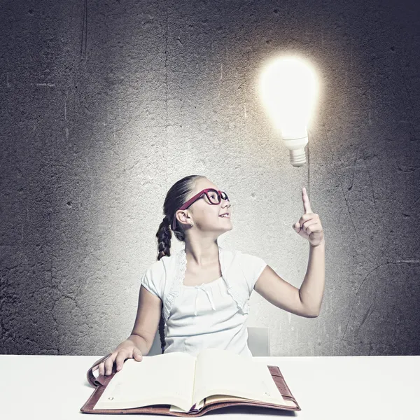 Chica leyendo libro — Foto de Stock