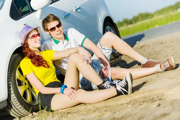 Casal perto de carro — Fotografia de Stock