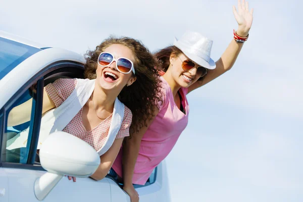 Frauen im Auto — Stockfoto