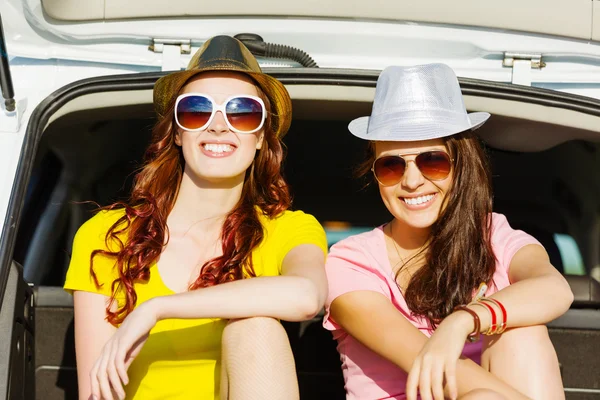 Two young ladies — Stock Photo, Image