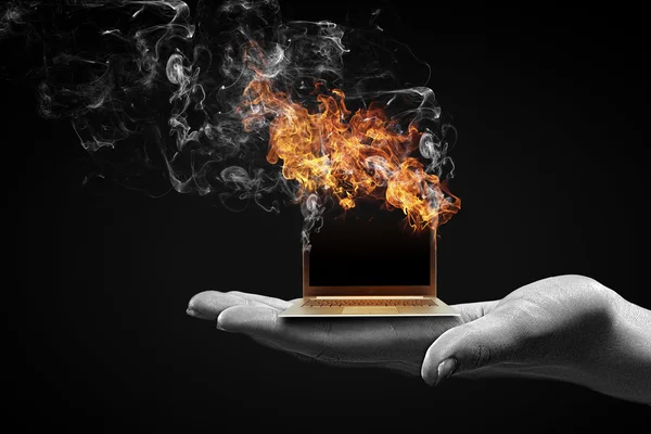 Menschliche Hand hält brennenden Laptop auf Handfläche — Stockbild Computerprobleme — Stockfoto