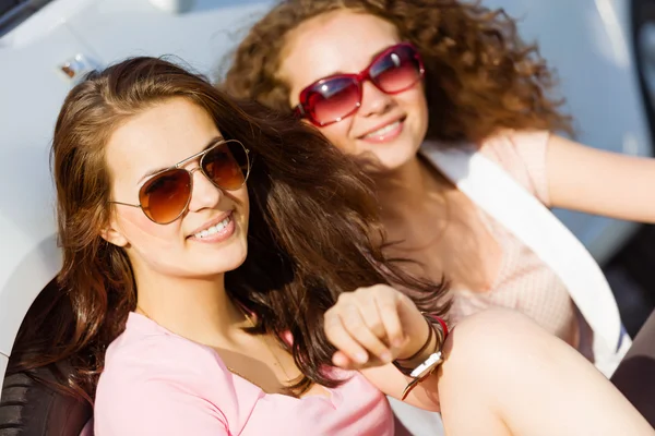 Women near car — Stock Photo, Image